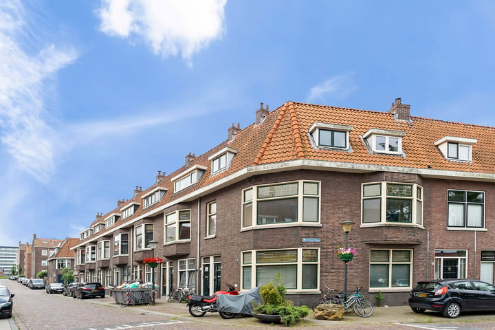 View photo 5 of Diepenbrockstraat 28