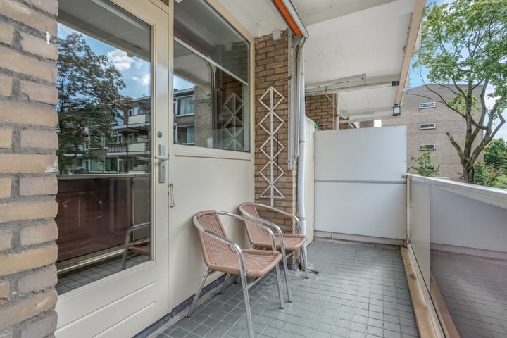 Bekijk foto 3 van Julianaplantsoen 69