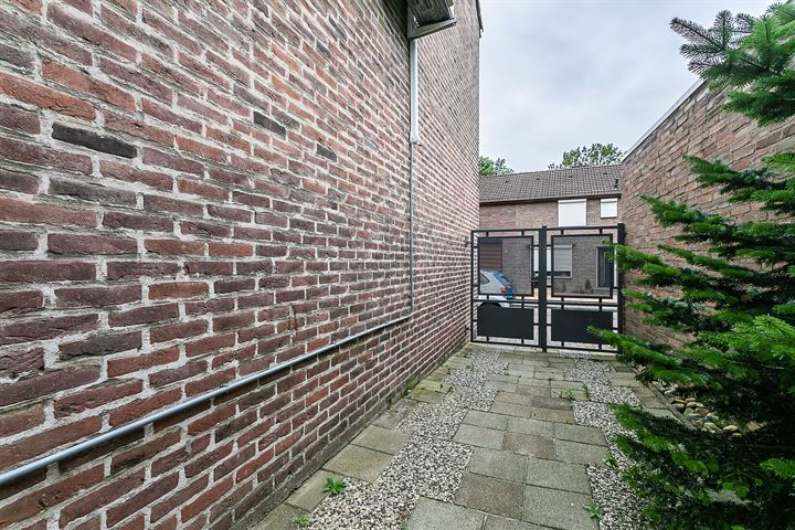 Bekijk foto 28 van Goudenregenstraat 1-A