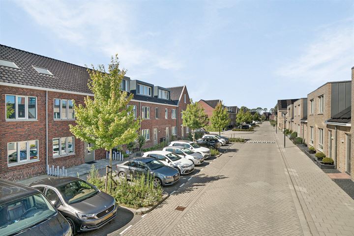 View photo 32 of Ireen Wüststraat 78