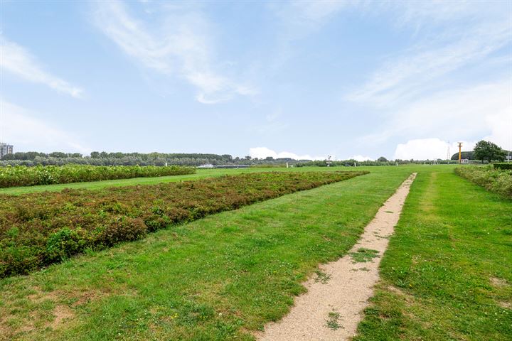 Bekijk foto 40 van Maasboulevard 136