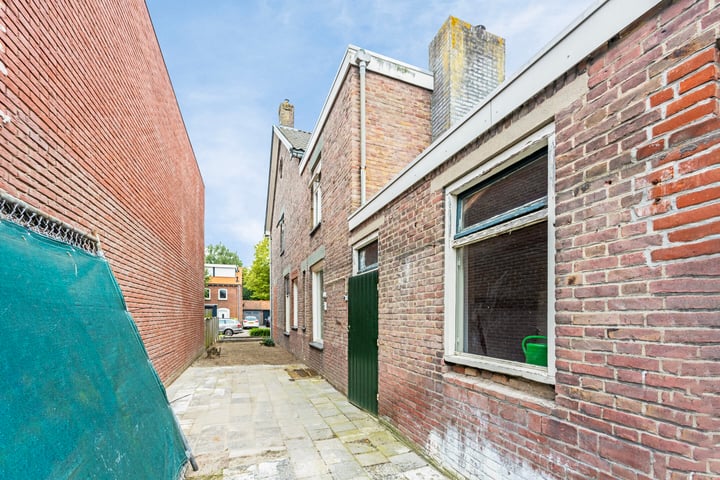 Bekijk foto 32 van Van Haestrechtstraat 6