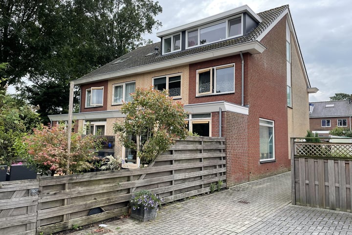 Bekijk foto 2 van Hertog Albrechtstraat 84