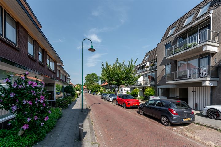 View photo 2 of Emmastraat 32