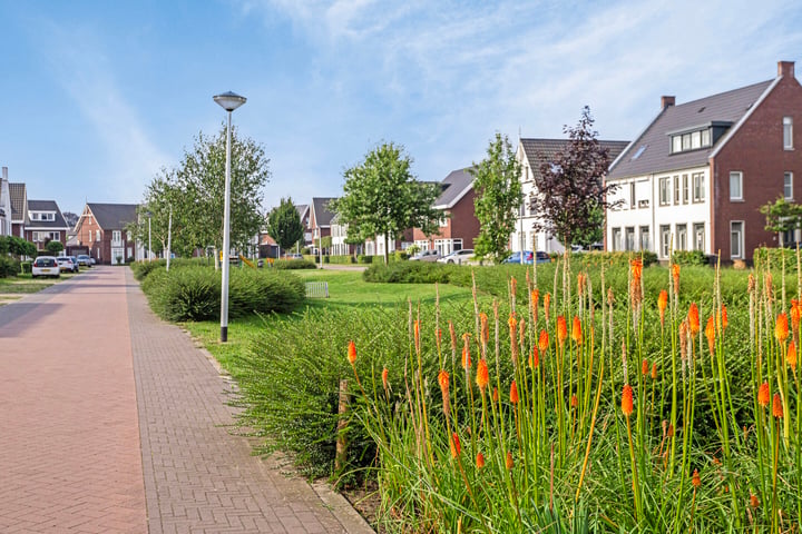 Bekijk foto 40 van Valbrug 18