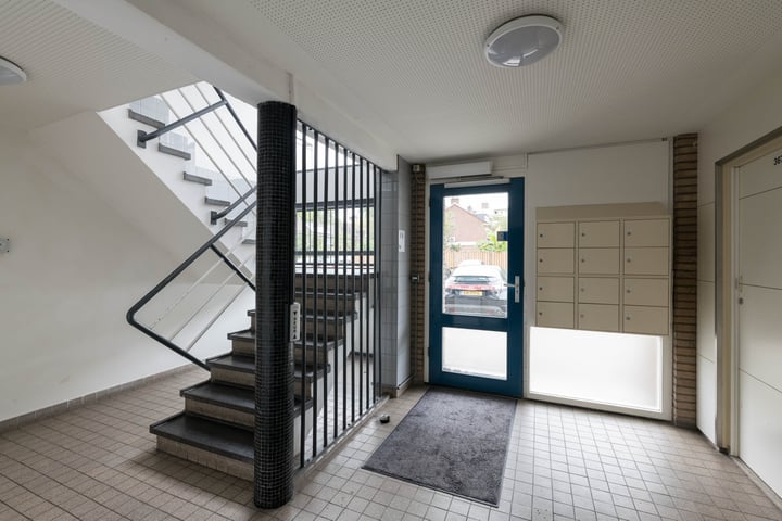 View photo 4 of Van der Helmstraat 373