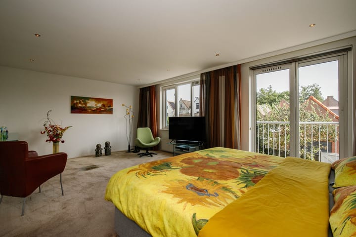 Photo 27 of Spoorstraat 32