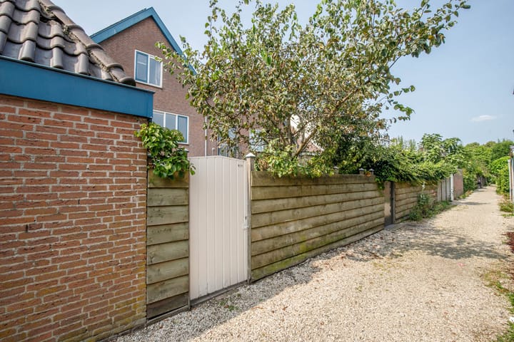 Photo 48 of Spoorstraat 32