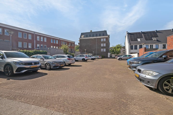 Bekijk foto 41 van Burg. Van de Brandelerlaan 1