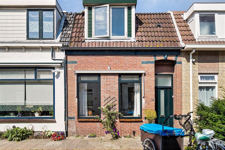 Bekijk foto 1 van Emmastraat 19