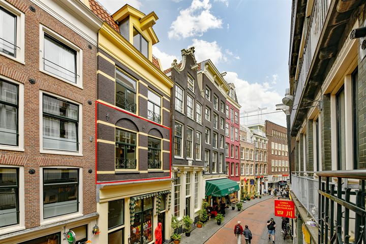 View photo 2 of Warmoesstraat 18-C