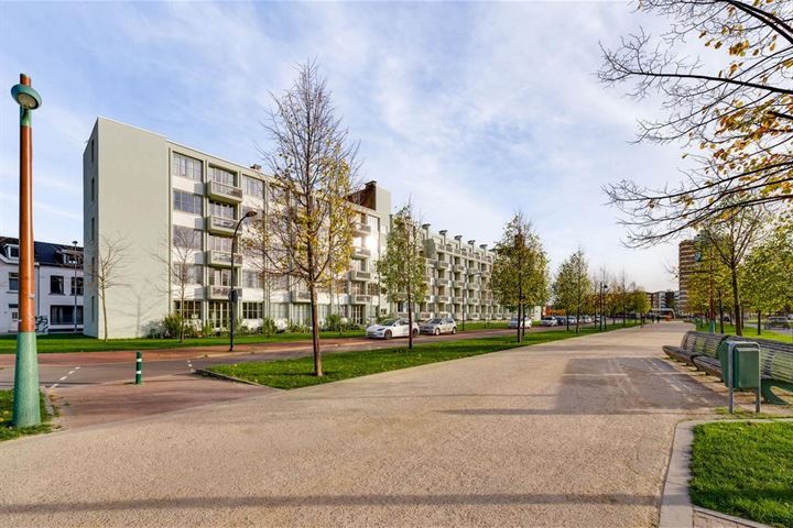 Bekijk foto 1 van Koningsplein flat 111-B