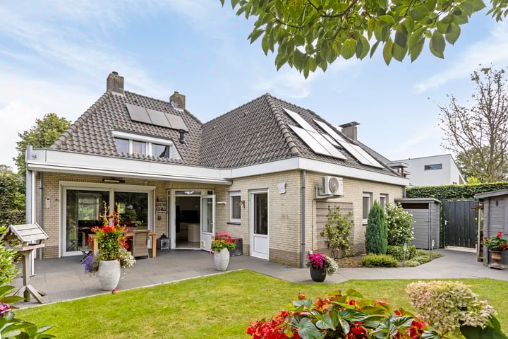 Bekijk foto 2 van Buitenhof 18