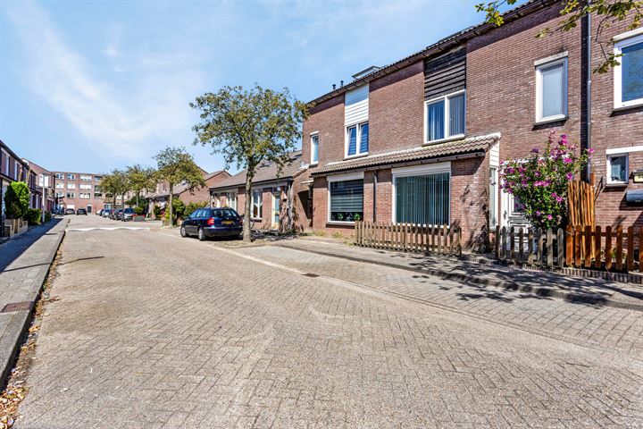 View photo 2 of Klompenmakerstraat 54