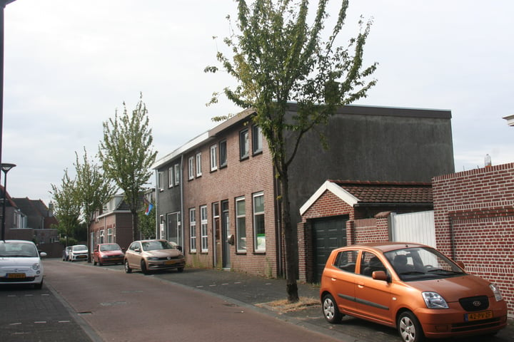 View photo 3 of Maarten Trompstraat 2