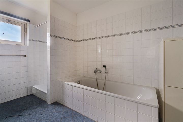 View photo 27 of L. Springerstraat 208