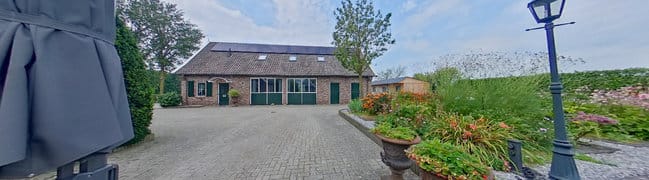 Terras, paardenstallen