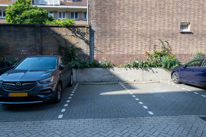 Bekijk foto 37 van Roelofsstraat 146