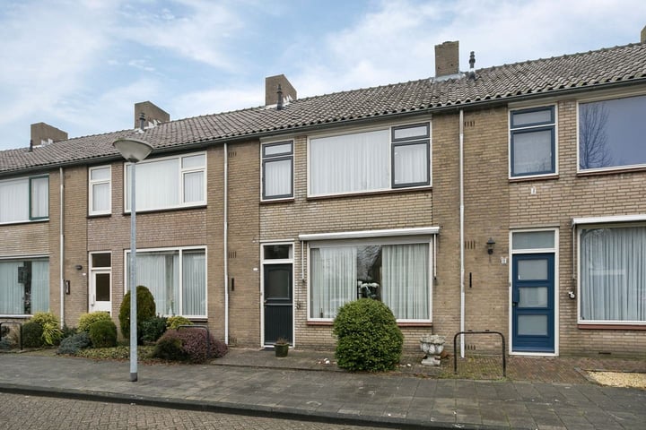 Bekijk foto 1 van Mr. van der Brugghenstraat 9