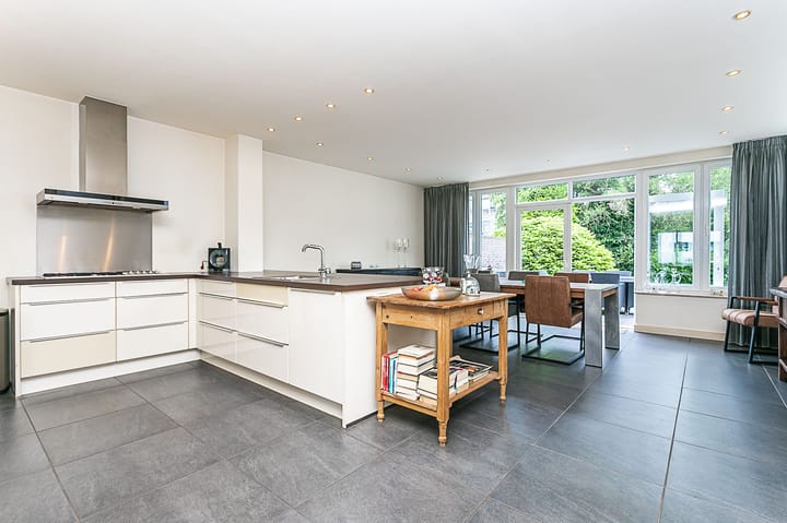 Photo 8 of Julianastraat 17