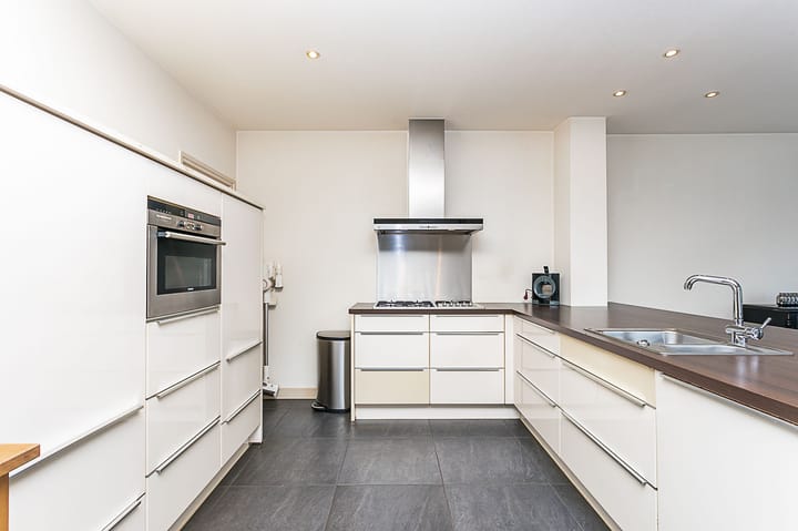 Photo 9 of Julianastraat 17