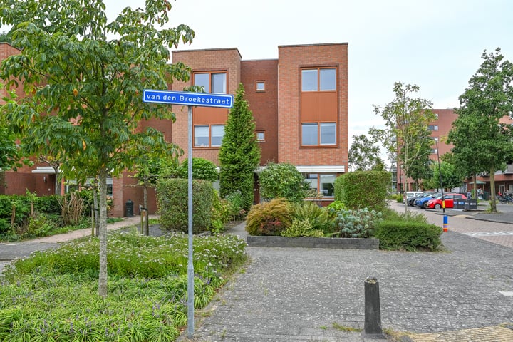 Bekijk foto 46 van van den Broekestraat 24