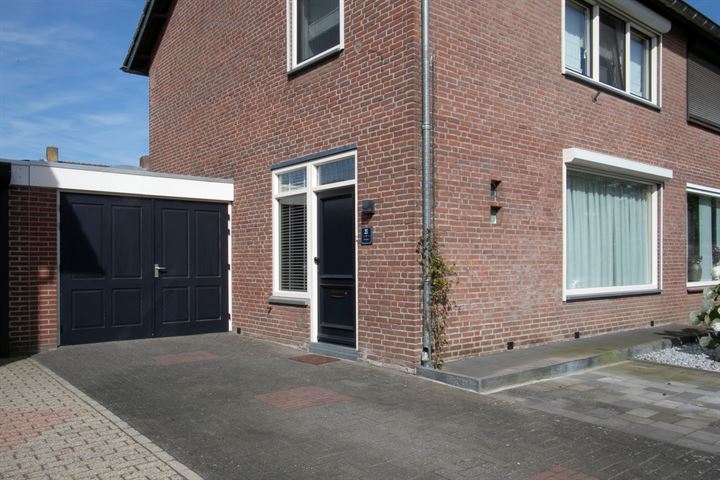 Bekijk foto 3 van Gouverneur Houbenlaan 21