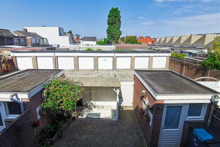 Bekijk foto 35 van Bisschop van Zoesstraat 19-A