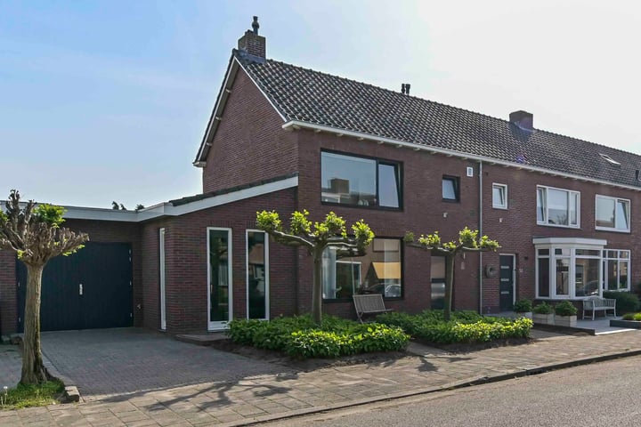 Bekijk foto 1 van Burgemeester Houbenstraat 52