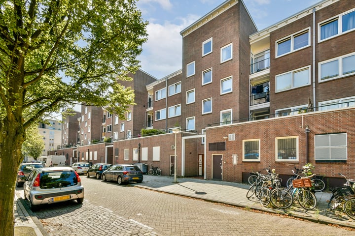 View photo 2 of Hendrik de Bruynstraat 8-3