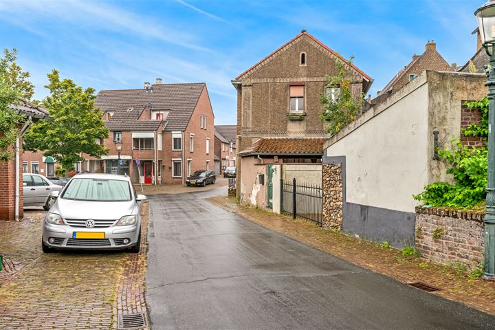 View photo 4 of Urmonder Maasstraat 2