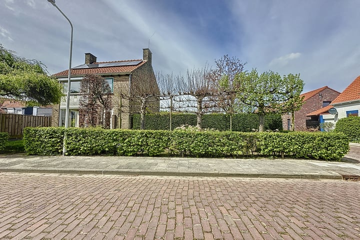 Bekijk foto 2 van Landbouwstraat 6