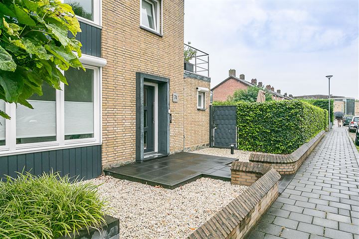 View photo 38 of Prins Bernhardstraat 74