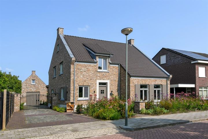 Bekijk foto 1 van Meester Caelersstraat 3