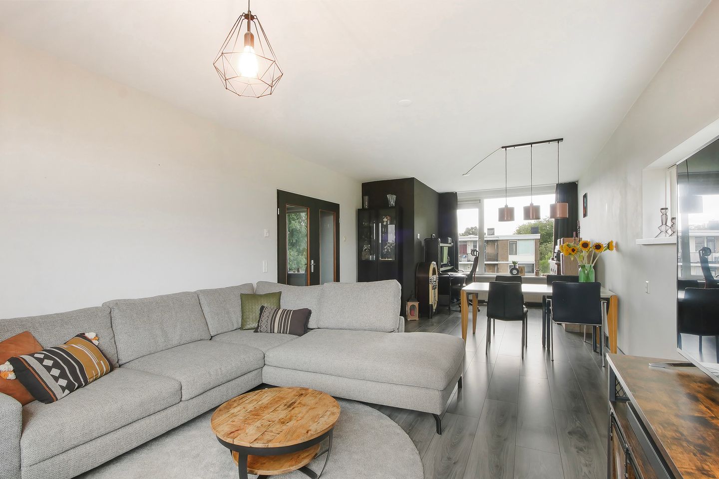 Photo 4 of Van Karnebeekstraat 9