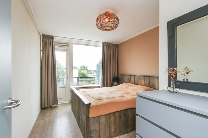 Photo 8 of Van Karnebeekstraat 9