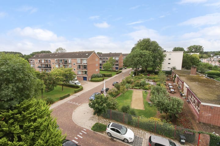 Photo 10 of Van Karnebeekstraat 9