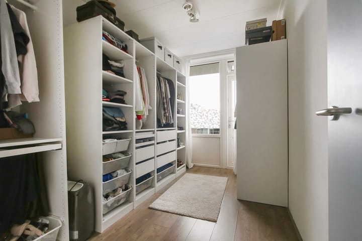 Photo 11 of Van Karnebeekstraat 9