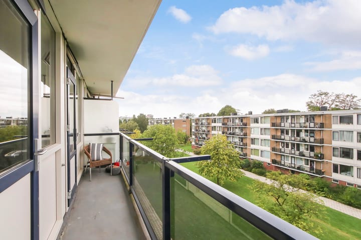 Photo 12 of Van Karnebeekstraat 9