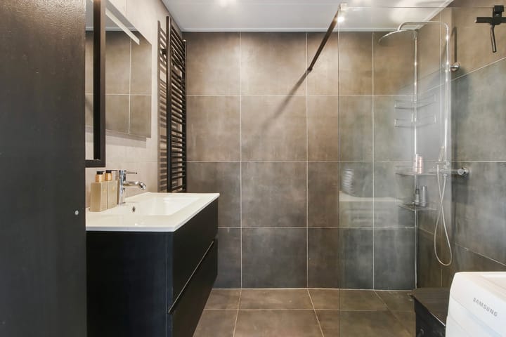 Photo 13 of Van Karnebeekstraat 9