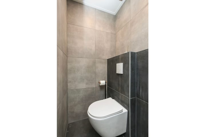 Photo 15 of Van Karnebeekstraat 9