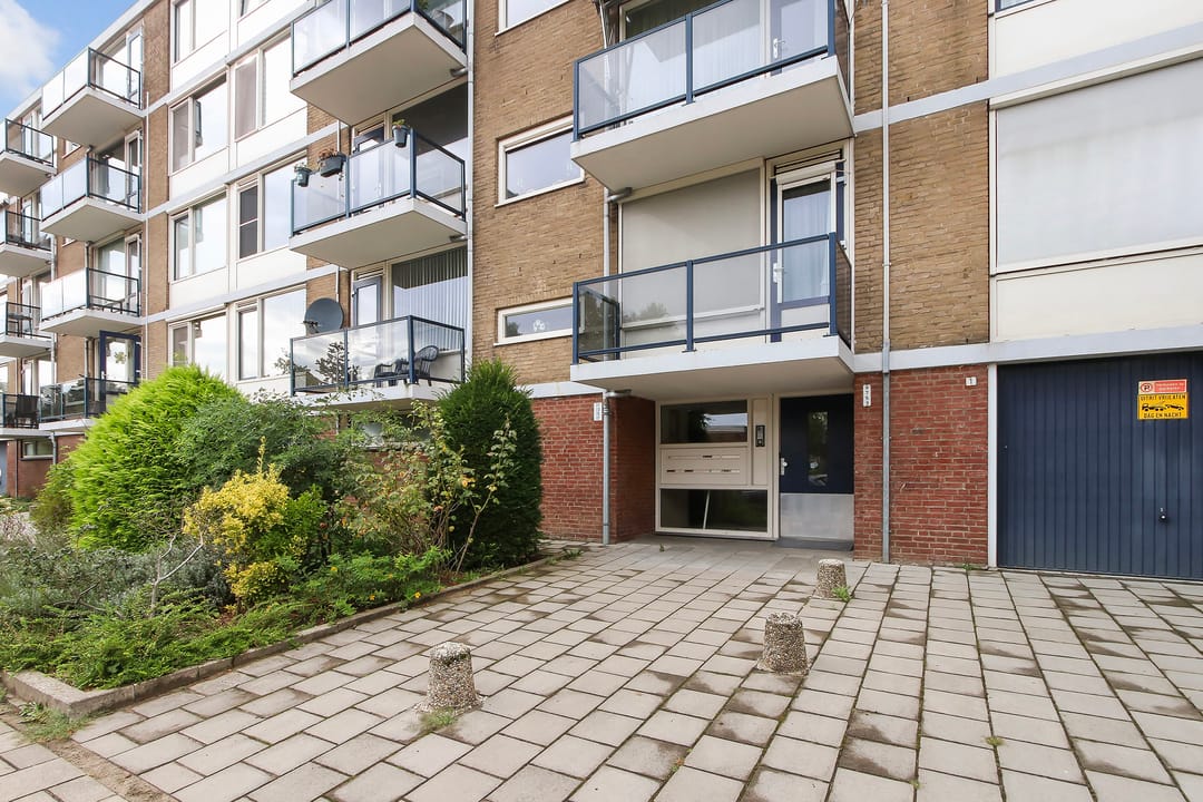 Photo 16 of Van Karnebeekstraat 9