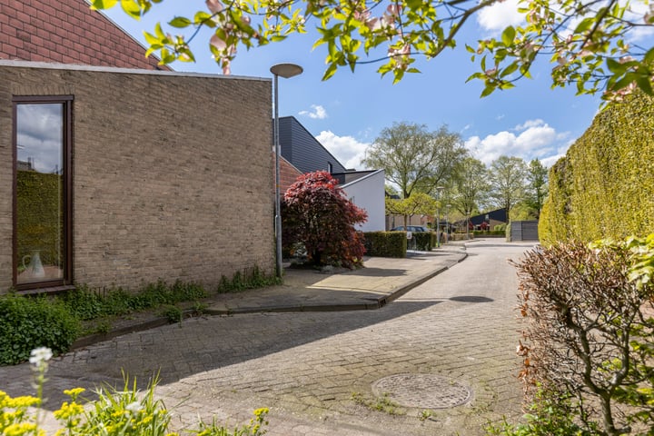 View photo 42 of Mennestraat 9