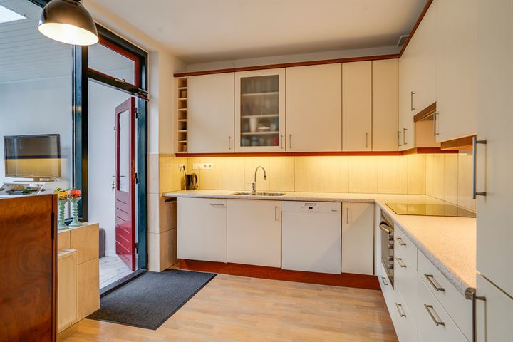 View photo 19 of Graaf van Loonstraat 17