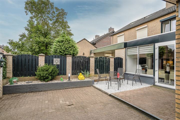 View photo 33 of Graaf van Loonstraat 17