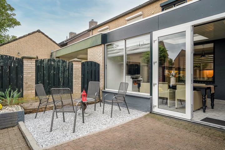 View photo 34 of Graaf van Loonstraat 17