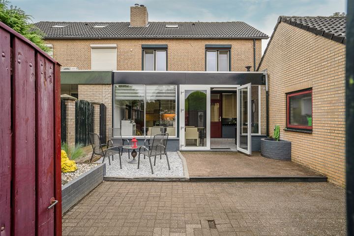 View photo 36 of Graaf van Loonstraat 17