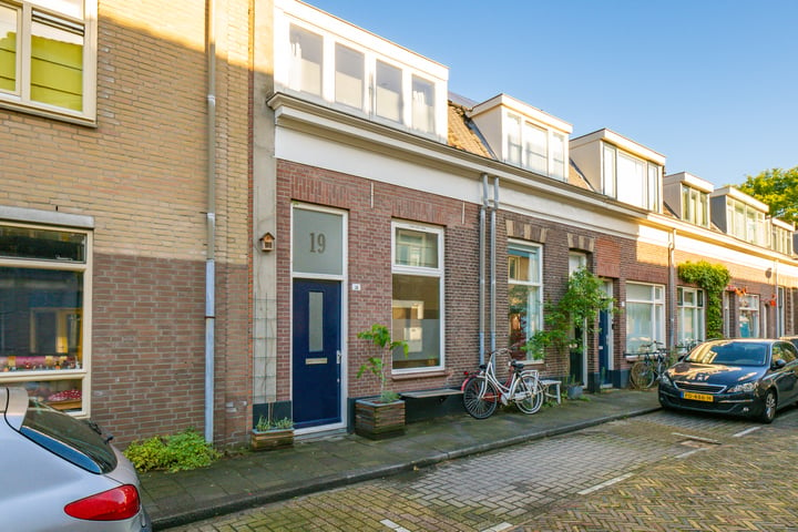 View photo 4 of Hulststraat 19