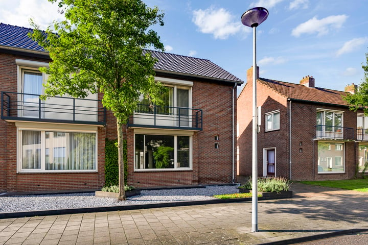 View photo 8 of Luytersteegstraat 18