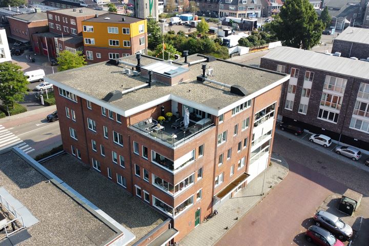 View photo 1 of Spoorstraat 30